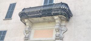 lo spettacolare balcone in ferro battuto